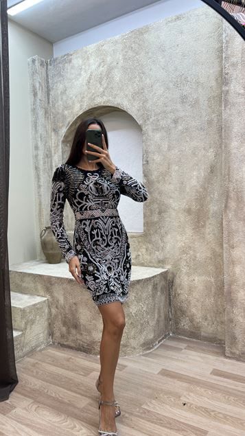 Schwarzes, speziell besticktes Kleid mit Brustdetail