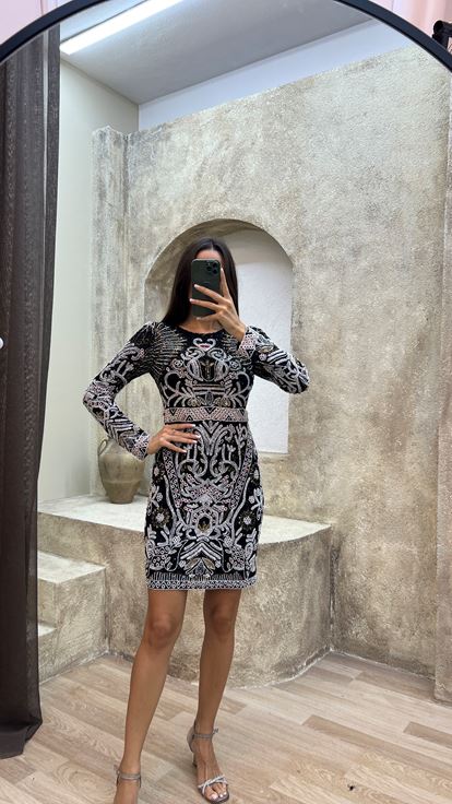 Siyah Göğüs Detay Özel İşlemeli Tasarım Elbise