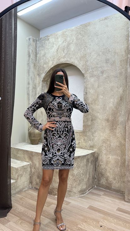 Siyah Göğüs Detay Özel İşlemeli Tasarım Elbise