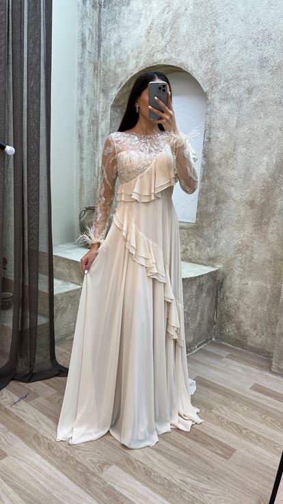 Vestido de noche de diseñador color beige con detalle de volantes y corpiño bordado