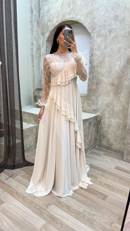 Vestido de noche de diseñador color beige con detalle de volantes y corpiño bordado