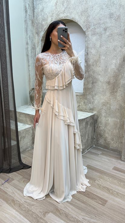 Vestido de noche de diseñador color beige con detalle de volantes y corpiño bordado