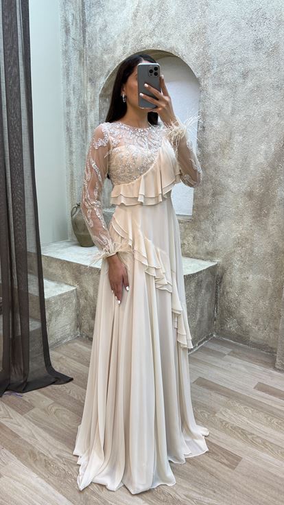 Vestido de noche de diseñador color beige con detalle de volantes y corpiño bordado