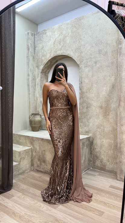 Vestido de noche asimétrico de color rosa empolvado con detalle de tul bordado y un solo hombro 