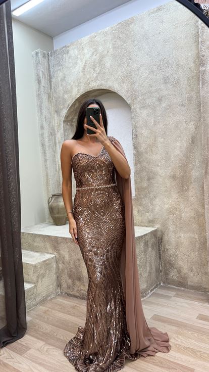 Vestido de noche asimétrico de color rosa empolvado con detalle de tul bordado y un solo hombro 