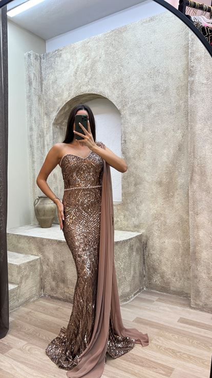 Vestido de noche asimétrico de color rosa empolvado con detalle de tul bordado y un solo hombro 