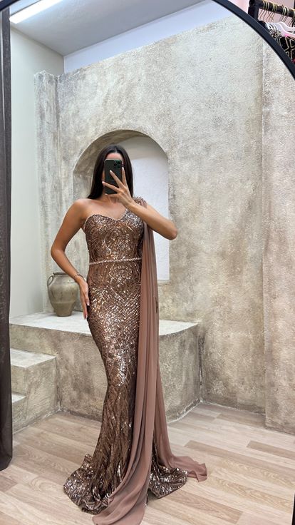 Vestido de noche asimétrico de color rosa empolvado con detalle de tul bordado y un solo hombro 