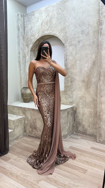 Vestido de noche asimétrico de color rosa empolvado con detalle de tul bordado y un solo hombro 