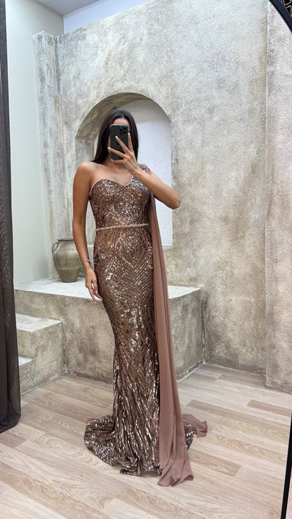 Vestido de noche asimétrico de color rosa empolvado con detalle de tul bordado y un solo hombro 