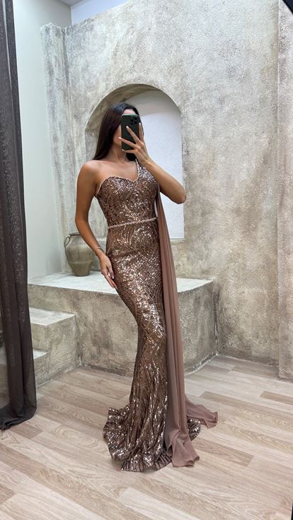 Vestido de noche asimétrico de color rosa empolvado con detalle de tul bordado y un solo hombro 