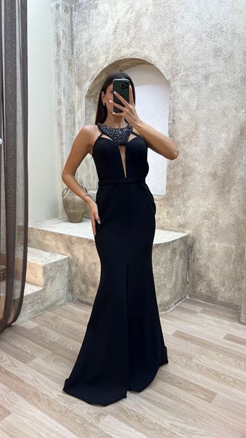 Vestido de noche de diseño bordado con detalle de cuello negro