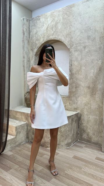 Beyaz Straplez Fiyonk Detay Tasarım Mini Elbise