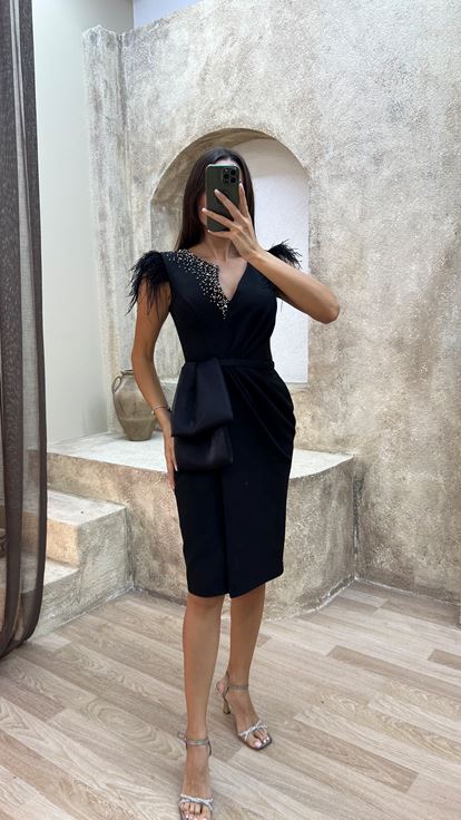 Vestido negro con diseño de detalle de plumas con mangas en V y cuello en V
