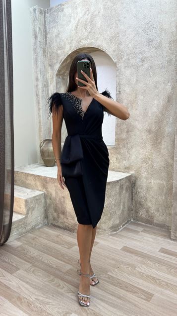 Siyah V Yaka Kolları Tüy Detay Tasarım Elbise