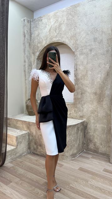 Beyaz V Yaka Kolları Tüy Detay Tasarım Elbise