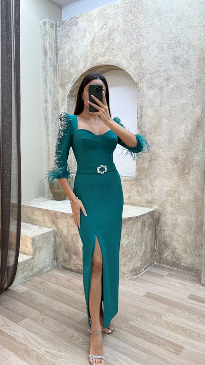 Smaragdgrünes Abendkleid mit U-Ausschnitt und Federdetails