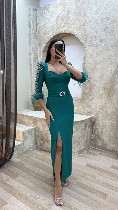 Smaragdgrünes Abendkleid mit U-Ausschnitt und Federdetails