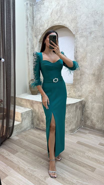Smaragdgrünes Abendkleid mit U-Ausschnitt und Federdetails