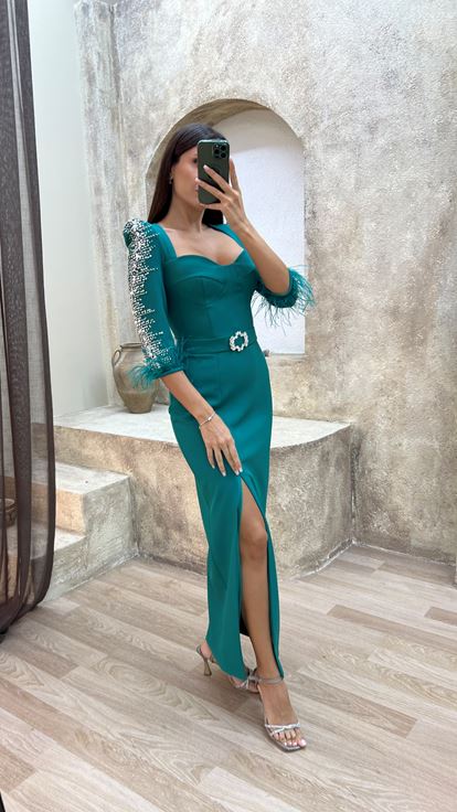 Smaragdgrünes Abendkleid mit U-Ausschnitt und Federdetails