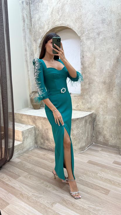 Smaragdgrünes Abendkleid mit U-Ausschnitt und Federdetails