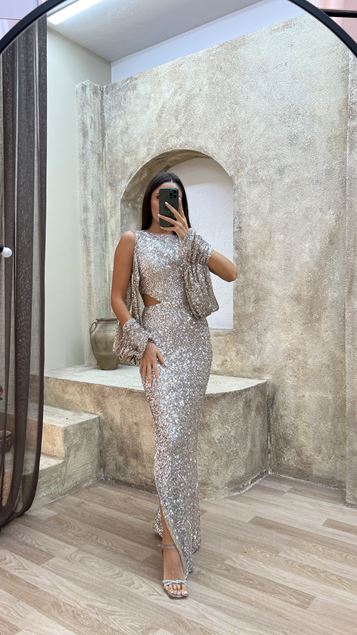 Abito Da Sera Con Paillettes Di Beige İn Vita E Braccio.