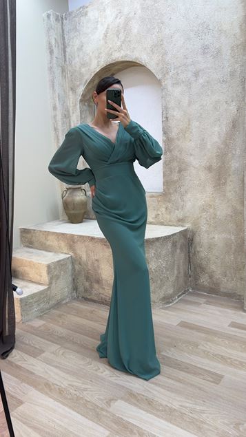Mintgrünes Abendkleid mit Ballonärmeln und Schlitzdesign