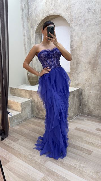 Abito da sera in tulle ricamato con spalline sottili e gonna a balze 