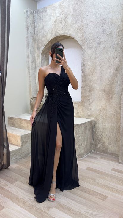 Siyah Straplez Beli işleme Detay Tüylü Tasarım Abiye Elbise