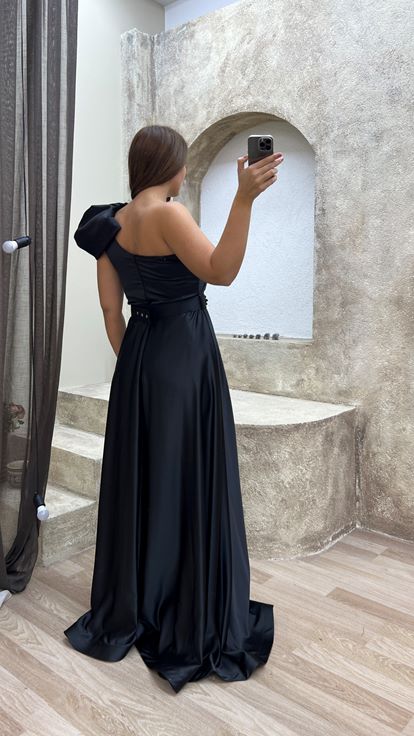 Schwarzes  schulterfreies Abendkleid aus Satin in großen Größen