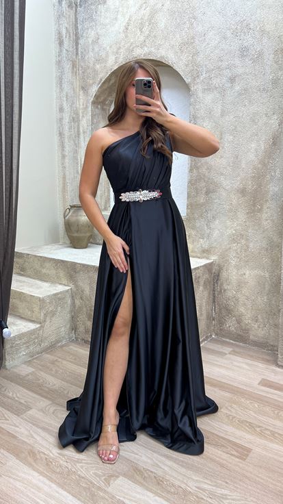 Schwarzes  schulterfreies Abendkleid aus Satin in großen Größen