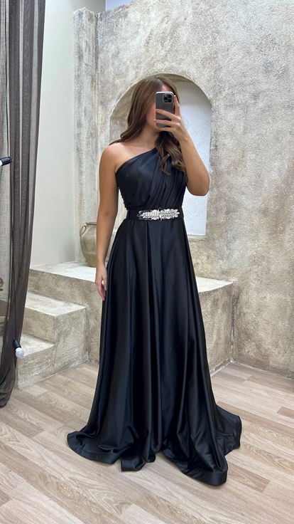 Schwarzes  schulterfreies Abendkleid aus Satin in großen Größen