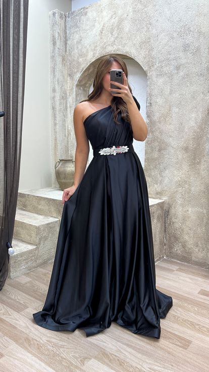 Schwarzes  schulterfreies Abendkleid aus Satin in großen Größen