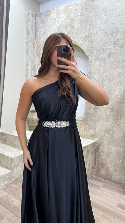 Schwarzes  schulterfreies Abendkleid aus Satin in großen Größen