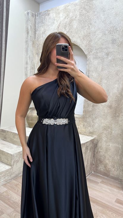 Schwarzes  schulterfreies Abendkleid aus Satin in großen Größen