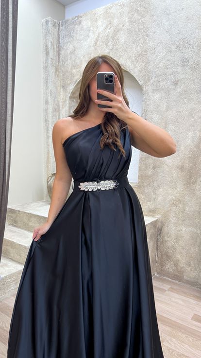 Schwarzes  schulterfreies Abendkleid aus Satin in großen Größen