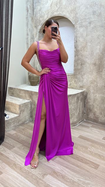 Fuchsiafarbenes, mit Trägern besticktes Abendkleid in Übergröße