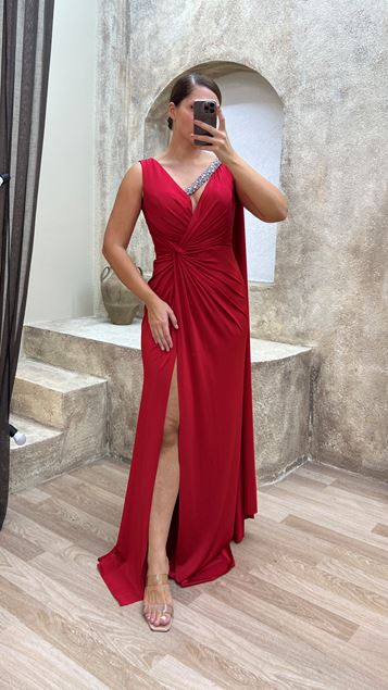 Abendkleid in Übergröße mit rotem Cape mit Brustdetail