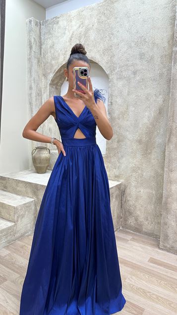 Vestido de noche con plumas con detalle de cintura azul marino