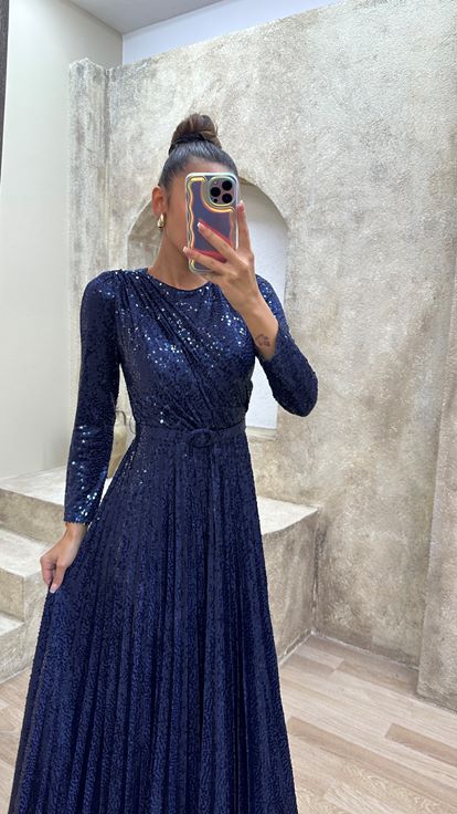 فستان سهرة أزرق داكن مزين بالترتر بتفاصيل صدرية
