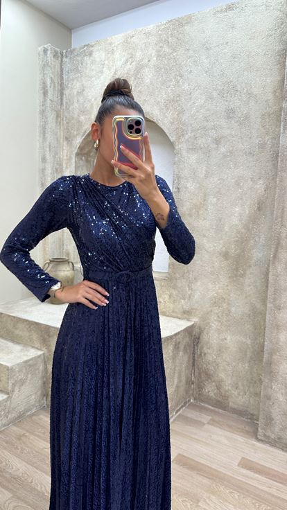 فستان سهرة أزرق داكن مزين بالترتر بتفاصيل صدرية