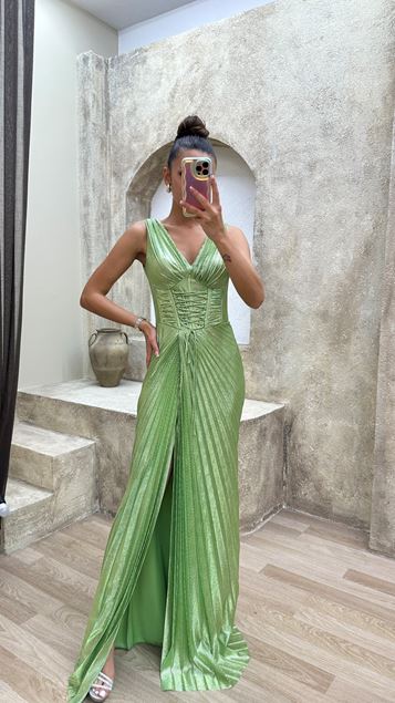 Vestido de noche con abertura con detalle de cintura verde