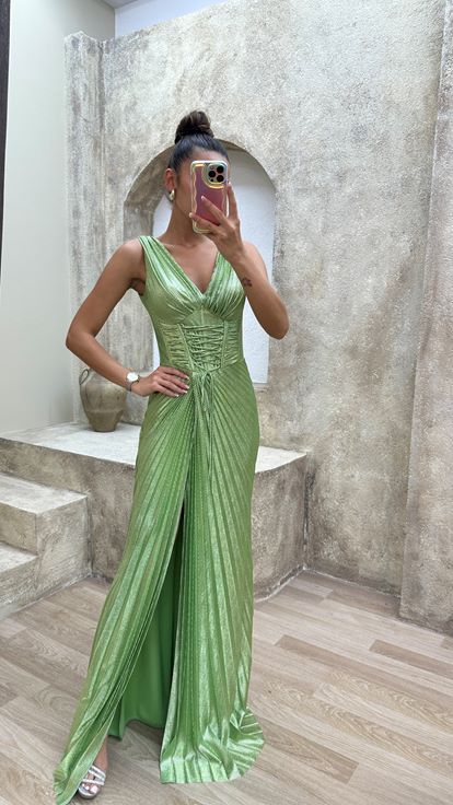 Robe de soirée verte avec détail à la taille et fente