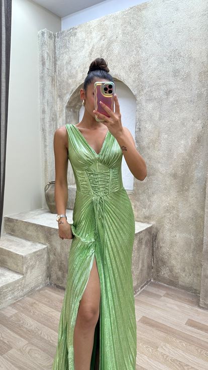 Robe de soirée verte avec détail à la taille et fente