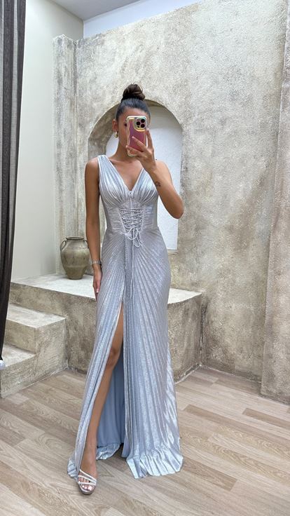 Robe de soirée blanche avec détail à la taille et fente