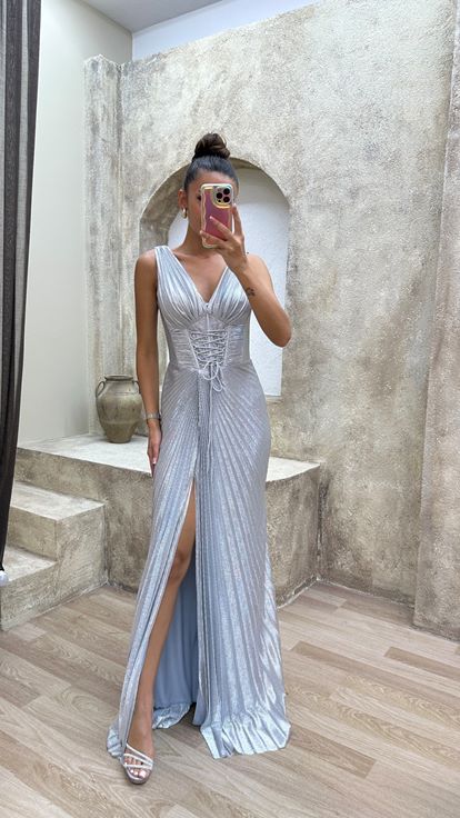 Robe de soirée blanche avec détail à la taille et fente