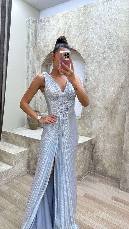 Robe de soirée blanche avec détail à la taille et fente