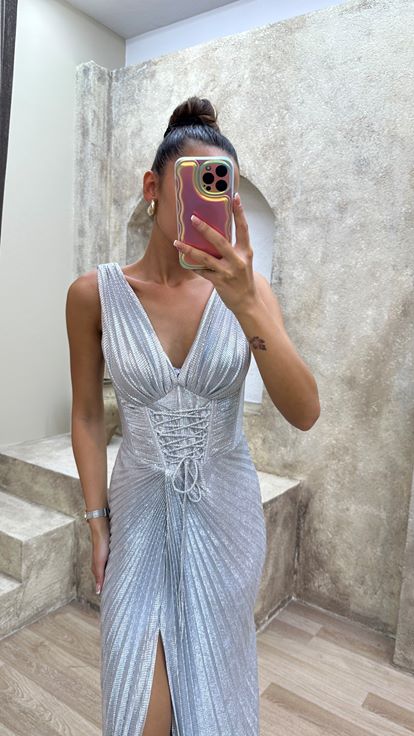 Robe de soirée blanche avec détail à la taille et fente