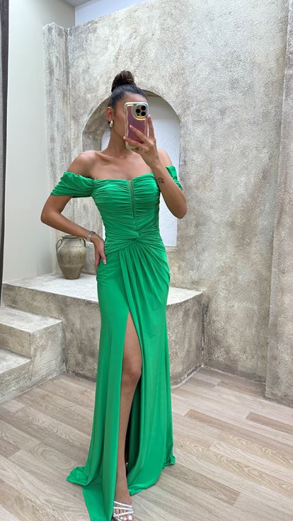 Abito da sera verde con dettaglio sulle spalle e fiocco in vita