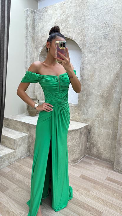 Abito da sera verde con dettaglio sulle spalle e fiocco in vita