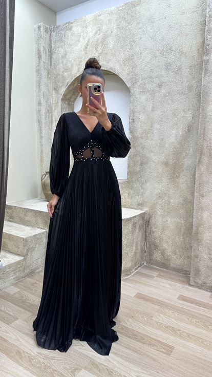 فستان سهرة أسود شفاف مطرز بتفاصيل